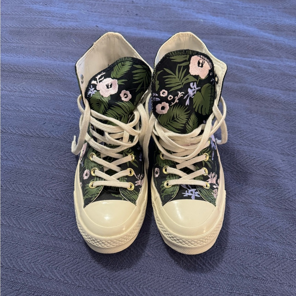 Converse men’s size 6.5. Perfect condition. Only worn once to a wedding.